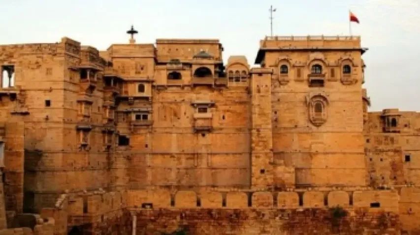 Jaisalmer hit hard by sand storm, Golden Fort's pole damaged
