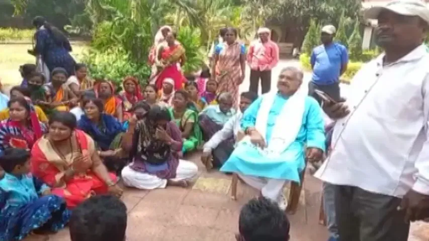 Residents oppose eviction drive, gherao Revenue Minister’s residence in Bhubaneswar  