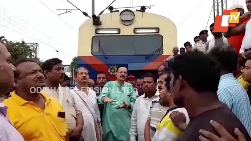 Locals stage rail roko in Bhadrak demanding departure of MEMU train