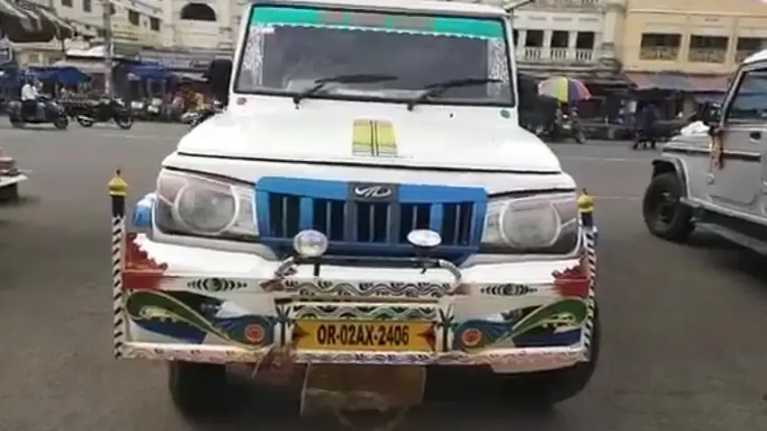 Two tourists hurt after being hit by pickup van near Puri Ratha Khala