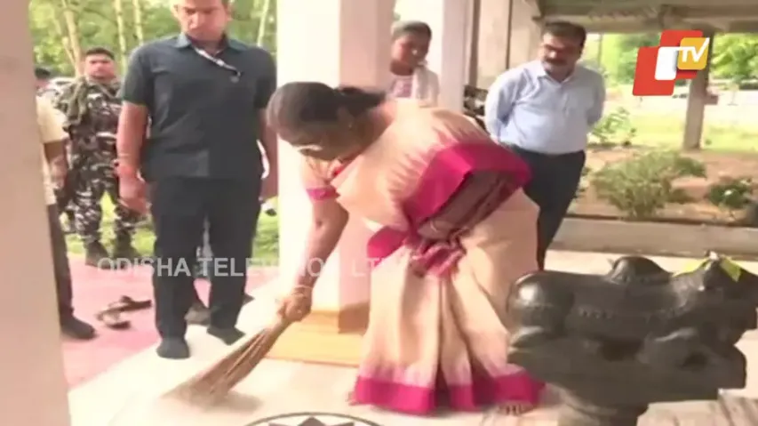 NDA Prez nominee Draupadi Murmu pays obeisance, sweeps temple premises in Odisha's Rairangpur 
