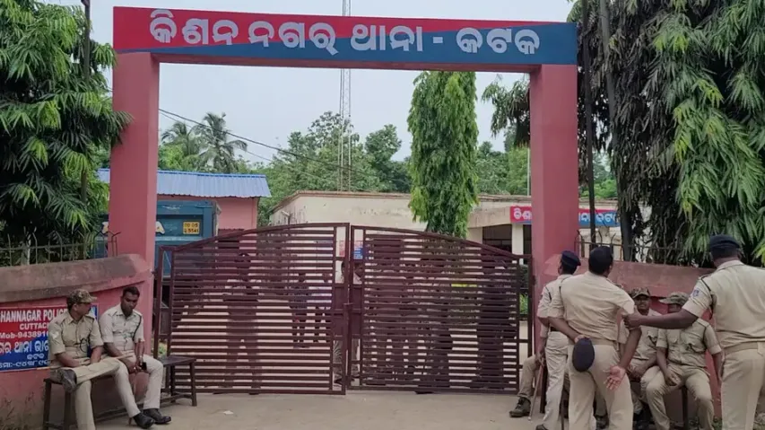 Suicide in front of Police station 