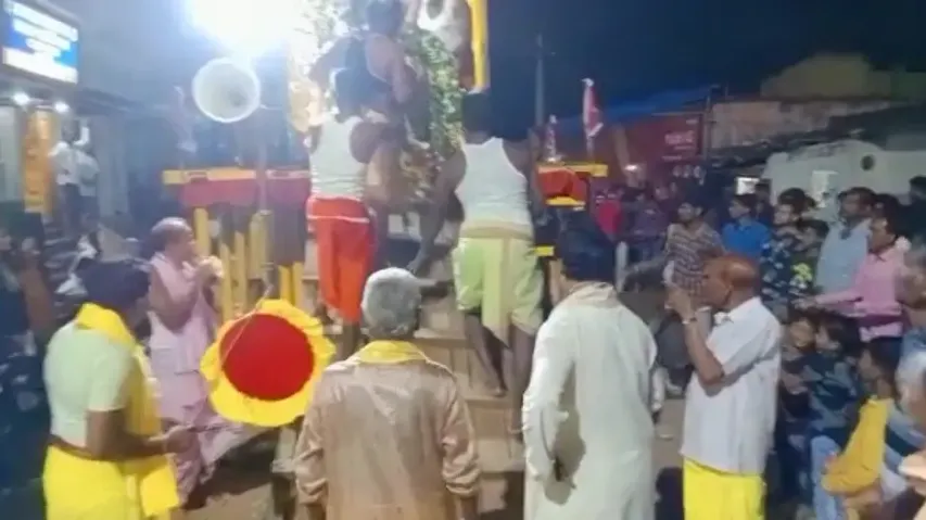 Rath Yatra: Deity falls down chariot with servitors during Pahandi