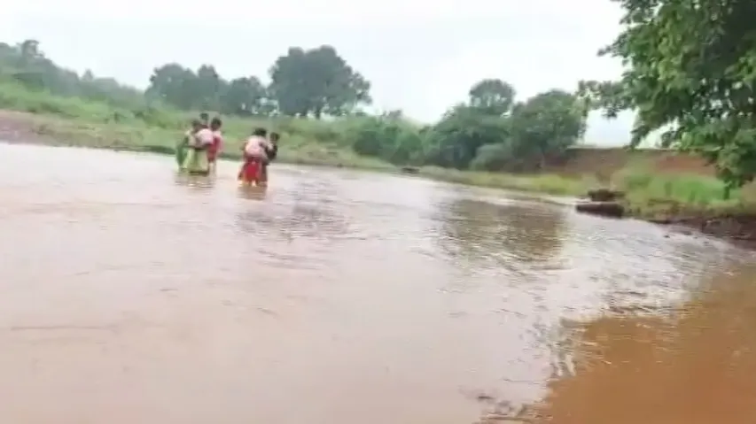 Anganwadi Didi puts life in harm’s way, wades through water with children in arms in Sundargarh