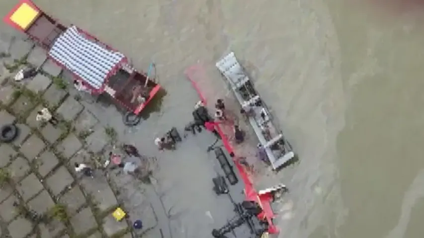 Bus falls into Narmada River