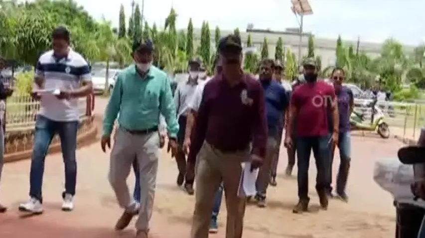 The servicemen going to meet Collector