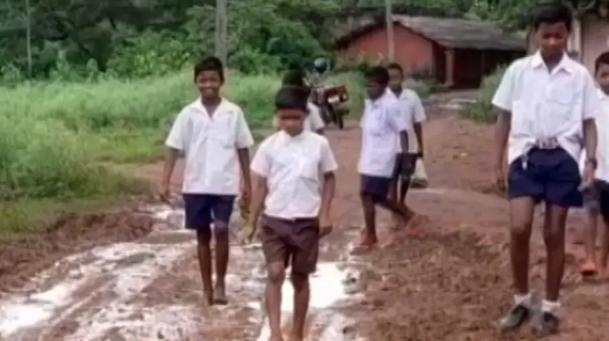 Keonjhar school kids repair road as admin turns a blind eye