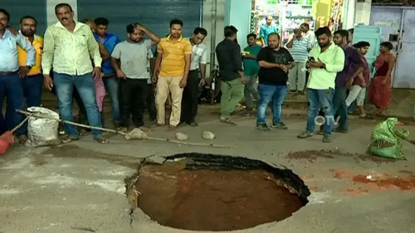 6-ft crater on Cuttack road