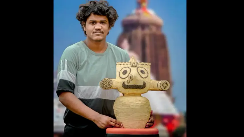 This 19-yr-old makes splendid miniature crafts using matchsticks 