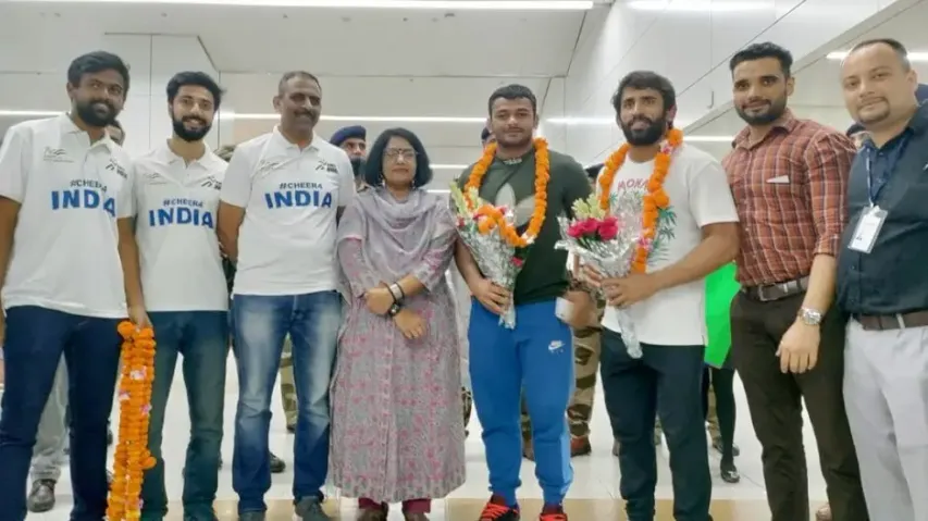 India's Commonwealth Games heroes start returning to warm welcome