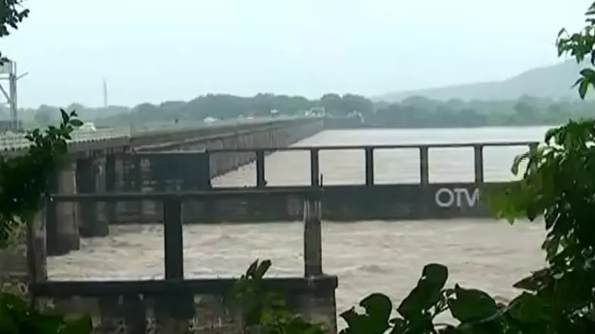 Panic grips Cuttack residents as flood fear looms large in Mahanadi 