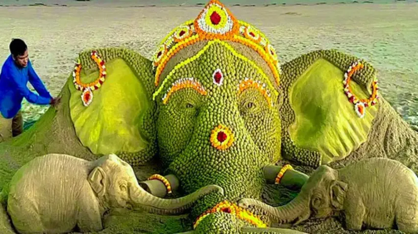 Sudarsan Pattnaik creates Ganesh sculpture 