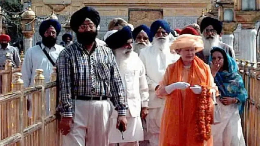 Queen Elizabeth at Golden Temple 
