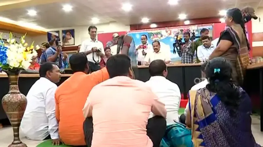 Ruckus at CMC council meeting: CMC Mayor shown black flag