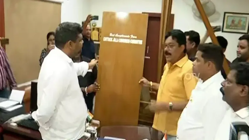 Cuttack District Congress Committee gifts bathroom door to CMC Mayor