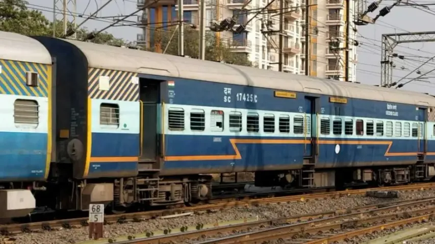 Surprising meaning behind white/yellow stripes on train coaches 