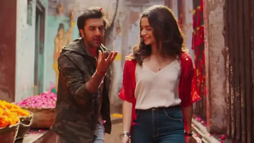 London Street echoes with Brahmastra’s Kesariya, Londoners shake a leg with Indians #Watch