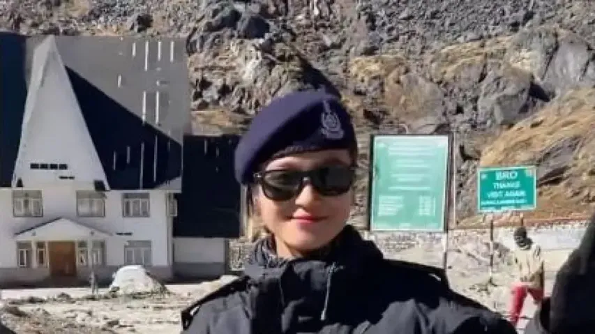Lady cop dances to 'Mera Dil Ye Pukare Aaja', video goes viral