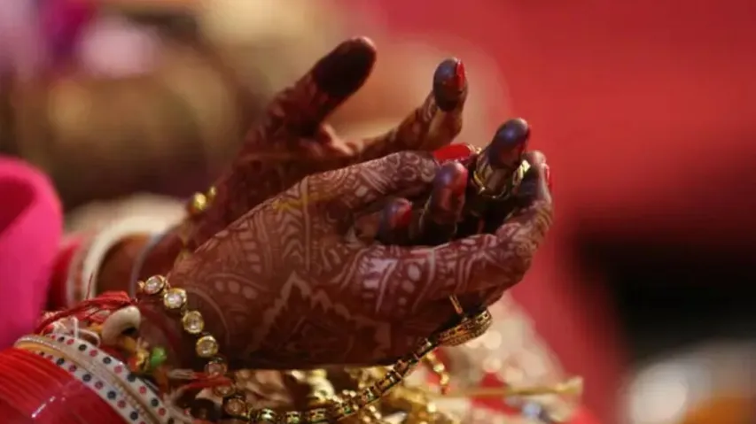  Bride flees from beauty parlour keeping groom waiting at wedding venue