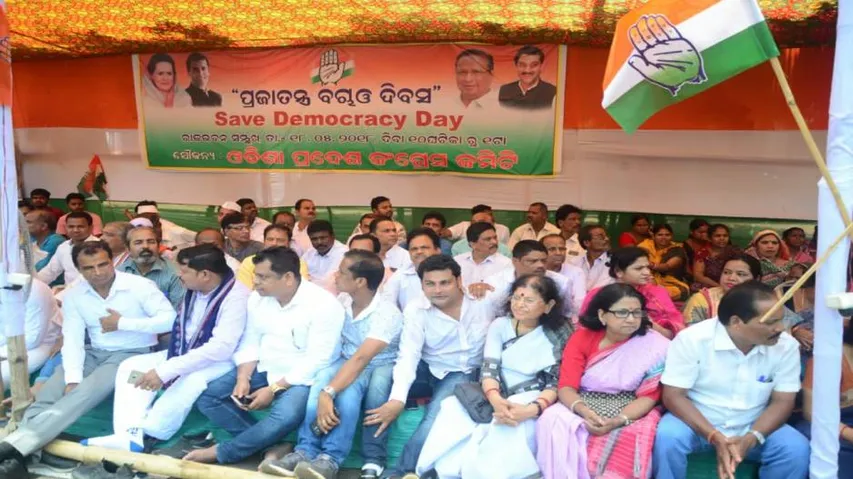 K'taka CM Row: Congress launches nation-wide 'Save Democracy' dharna