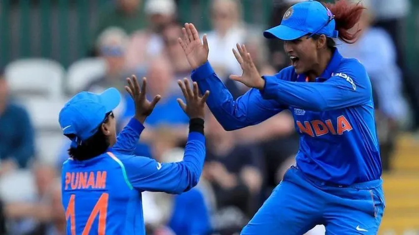Mandhana, Raj guide India to 35-run win over England