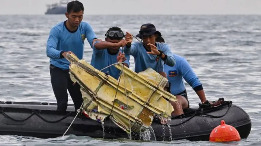 Indonesia Plane Crash: Divers Retrieve Black Box