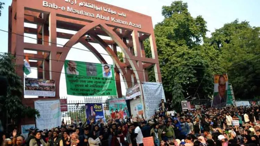 Jamia Students Surround VC Demanding FIR Against Police