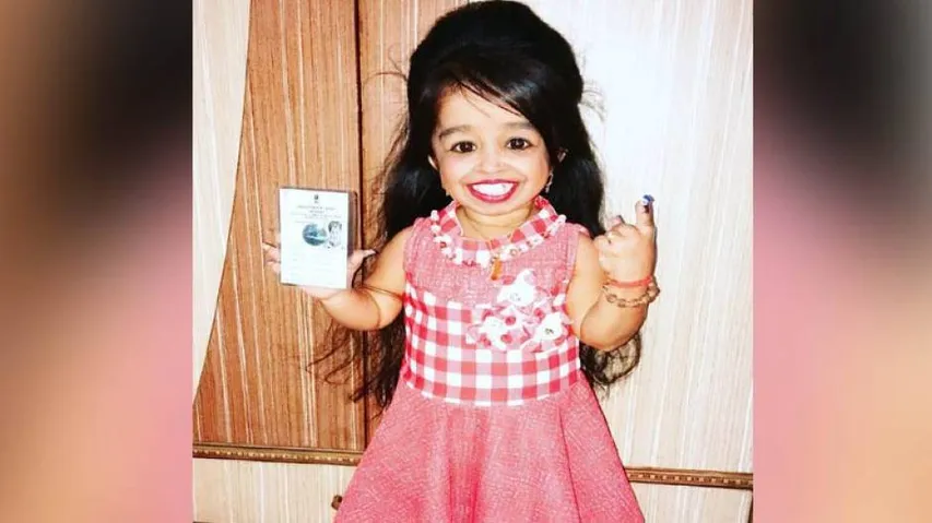 World's smallest woman Jyoti Amge votes in Nagpur