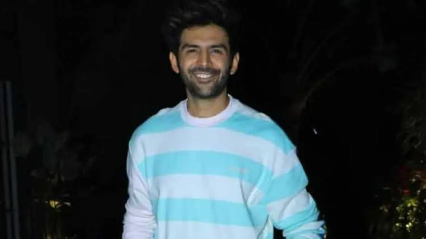 Kartik Aaryan Getting Clicked & Entertained By A Fan (Watch)
