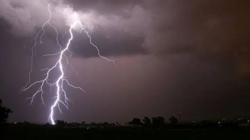 Met issues lightning warning in 16 districts