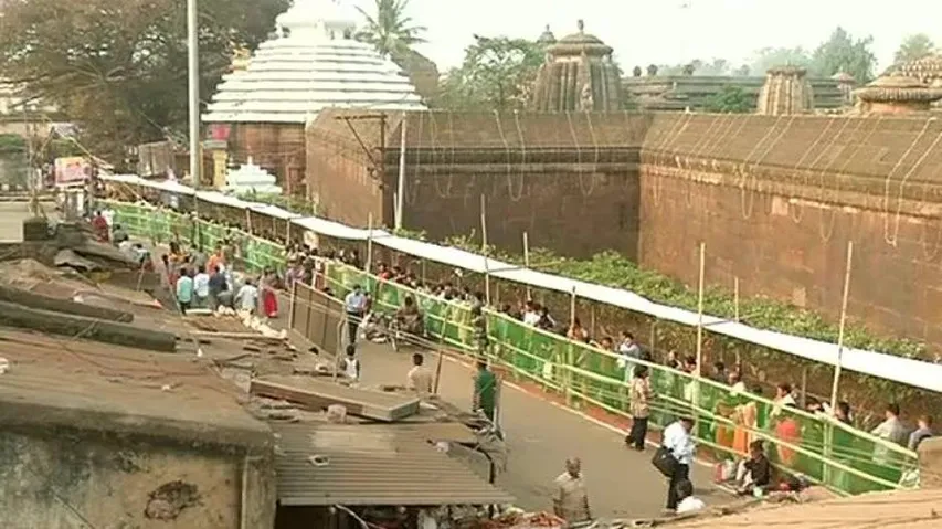 Union Min Vijay Goel in eye of storm for posting Lingaraj pics on Twitter