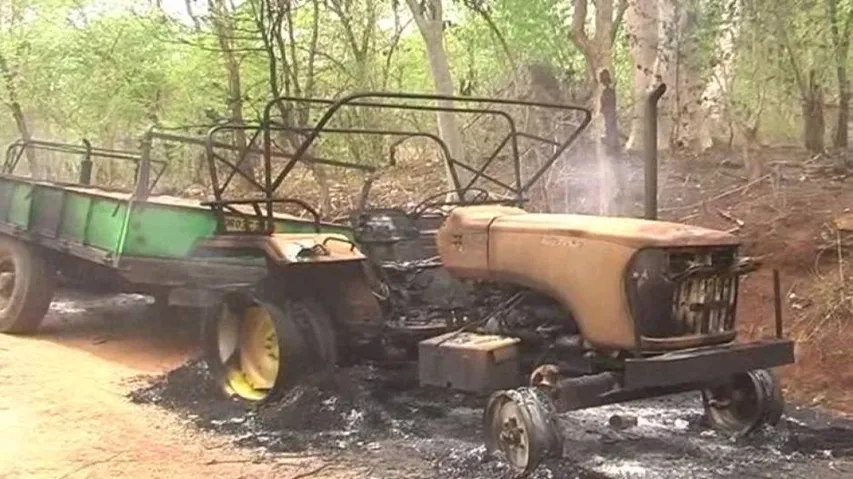 Maoists torch vehicles engaged in road construction in Bhawanipatna