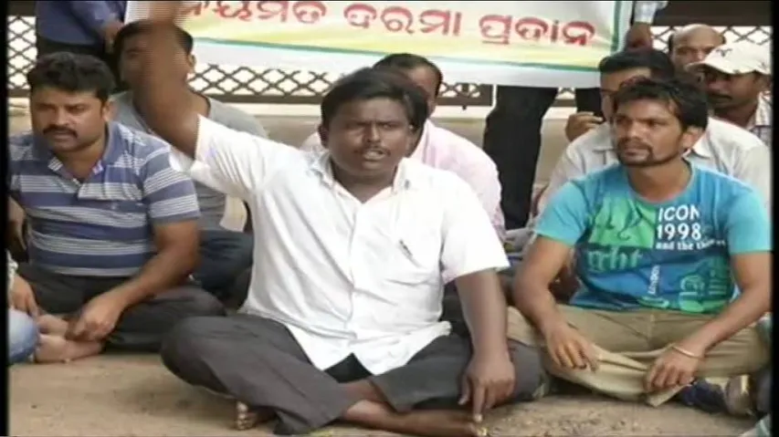 MHU attendants gherao Health Minister Residence