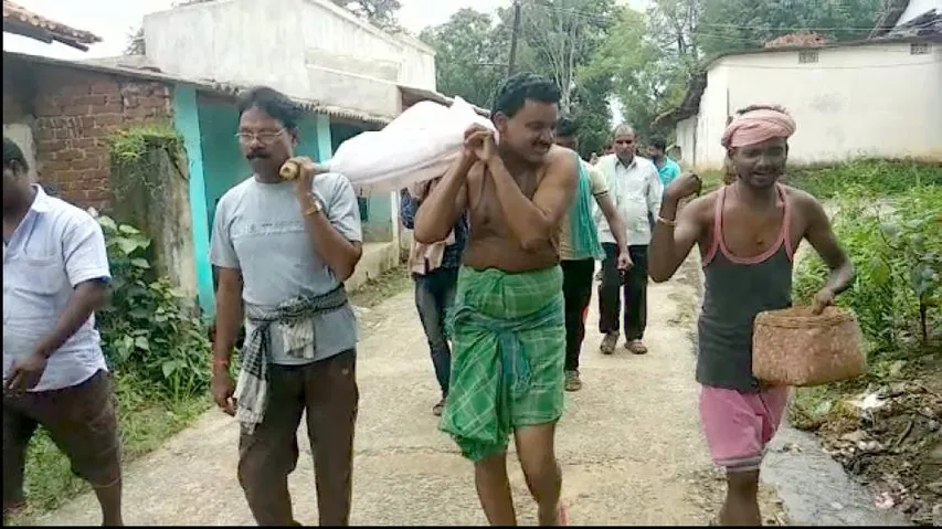 Odisha MLA conducts last rites of elderly beggar
