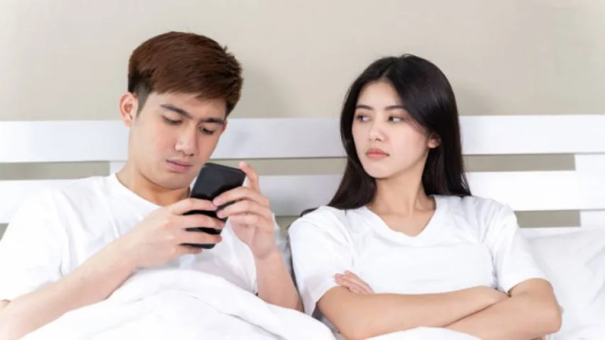 Man-using-Smartphone-on-bed