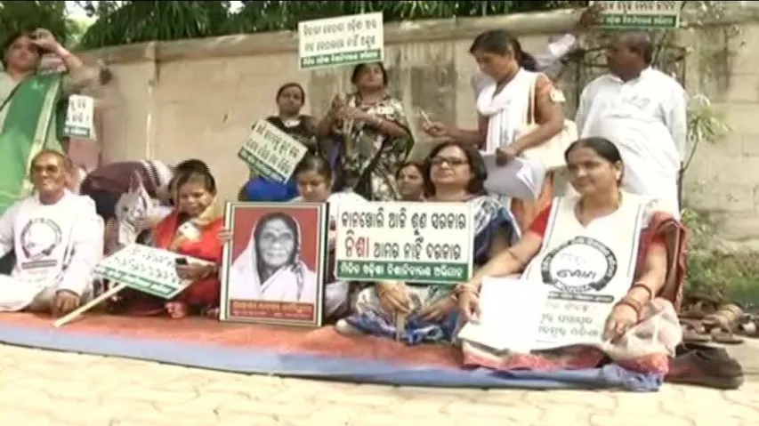 Anti-liquor body stages dharna before Excise Minister’s house