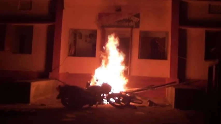 Irate mob ransacks police outpost