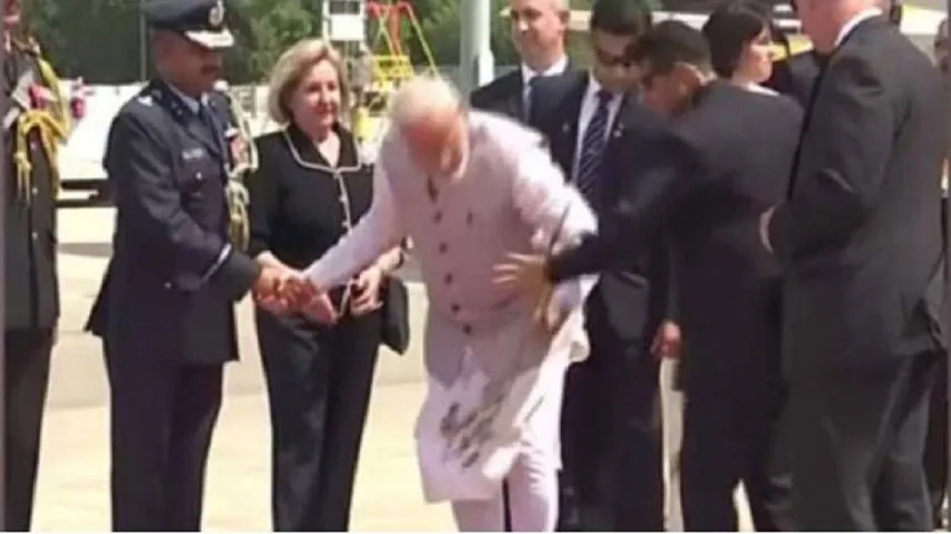 PM Modi shows he practises what he preaches on cleanliness