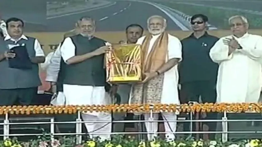 Modi shares platform with Nitish, lays foundation stone of Rs 3,700 cr projects