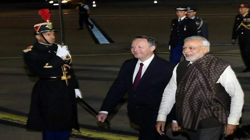 Modi arrives in Paris