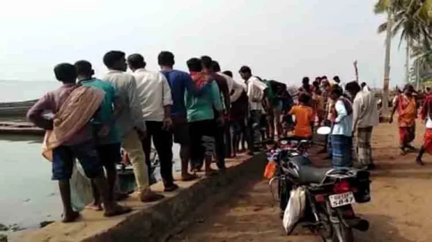 4 fishermen suffer critical injuries after explosion near Chilika lake