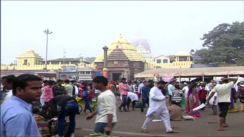 Thousands of devotees seek blessings at Sri Mandir on New Year