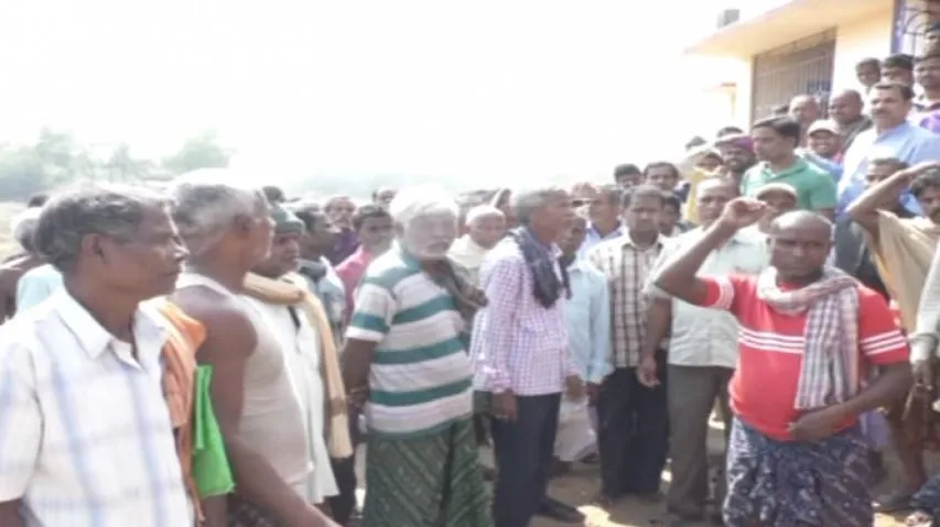 Farmers gherao panchayat office alleging irregularities in KALIA scheme