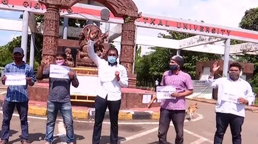 Students At Utkal University Protest Police Excess On OTV Journalist