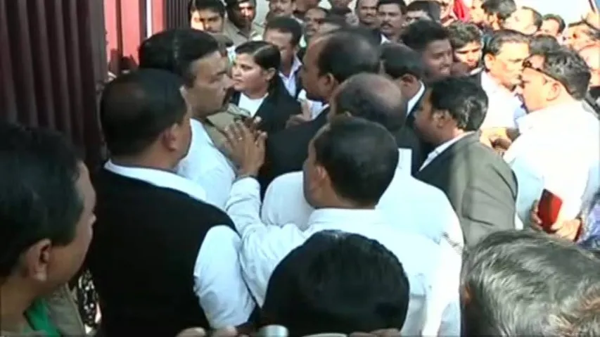 Police-lawyers bicker over helmet fine issue