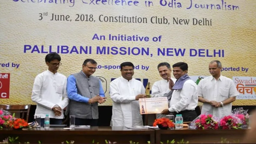 OTV editor Radhamadhav Mishra receives Odisha Journalism Award 2018 in Delhi