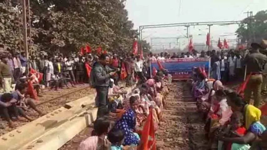 CITU members stage 'Rail roko' over inadequate number of wagons