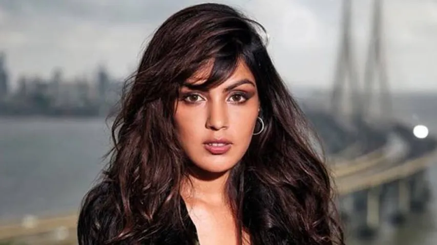 Rhea Chakraborty Faces Wrath Of SSR Fans; Gets Annoyed At Airport | WATCH