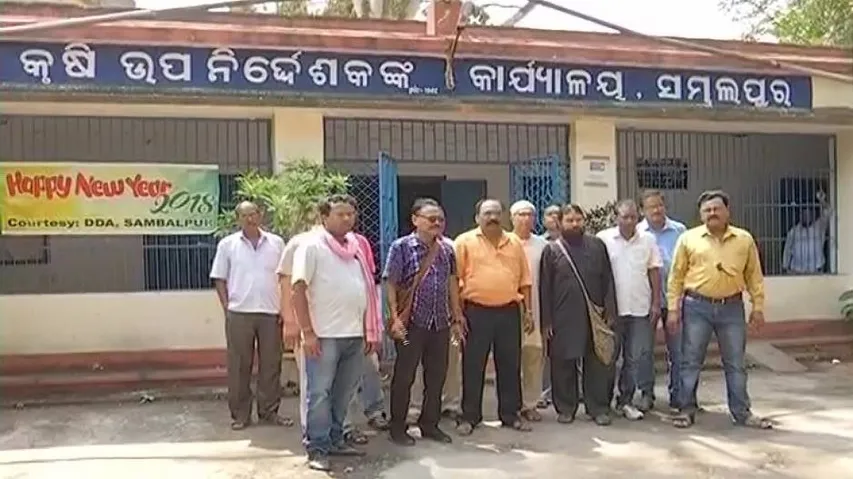 Farmers gherao DDA office in Sambalpur