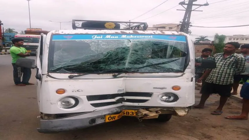 Five students hurt, 2 critical as school van rams into parked JCB